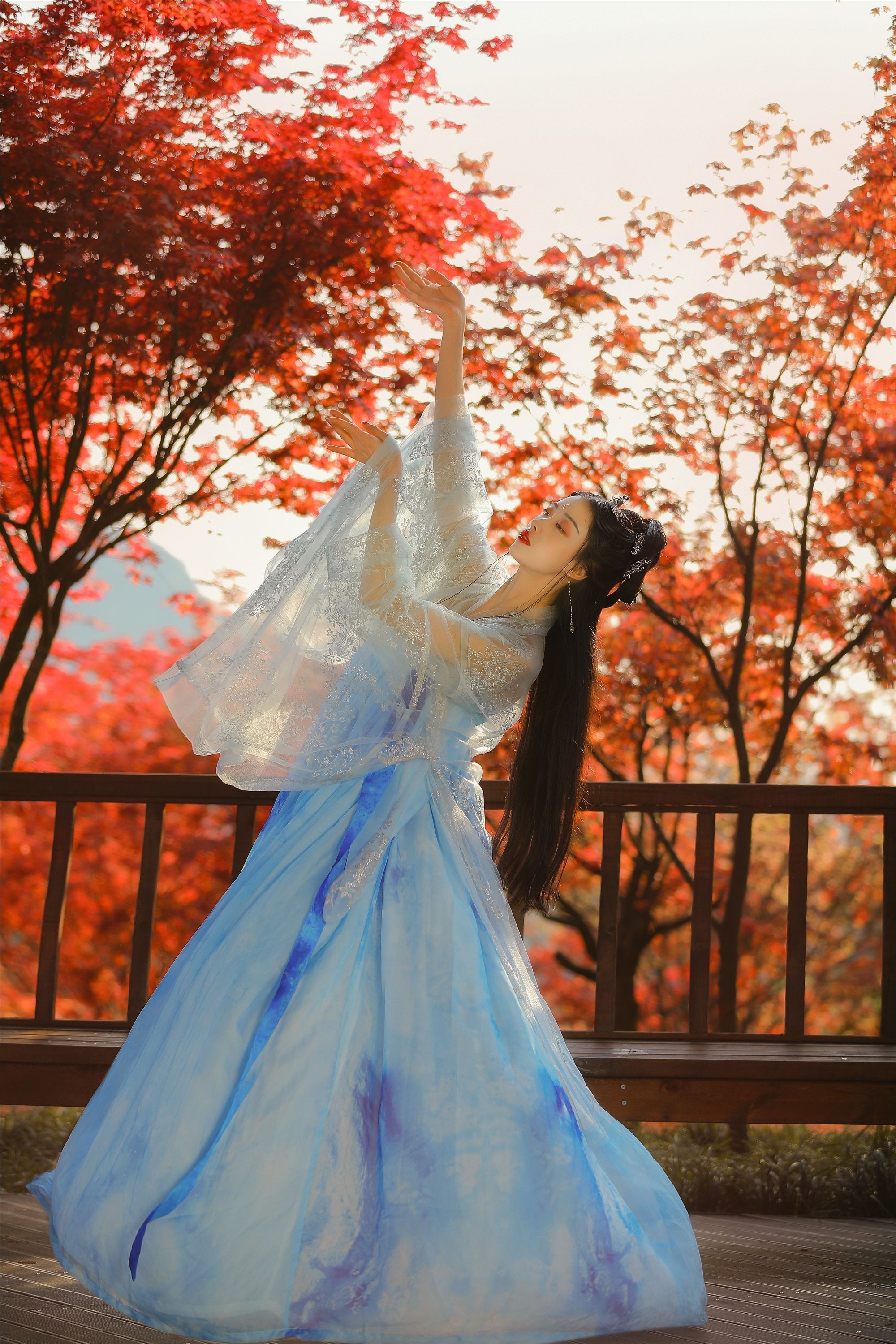 YITUYU艺图语 2021.08.23 秋枫萧瑟 吉祥祥